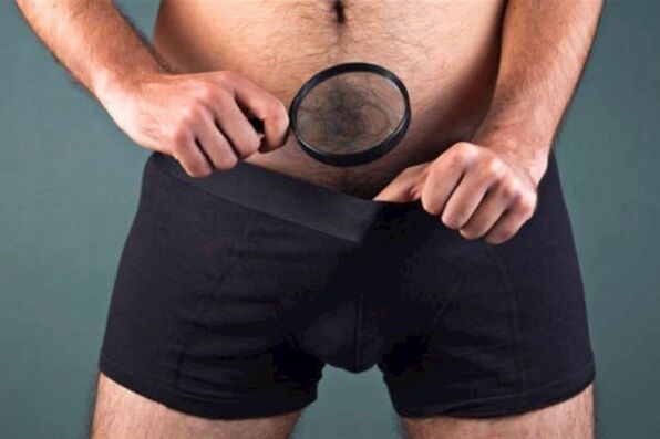 Männer träumen davon, ihren eigenen Penis zu Hause zu vergrößern