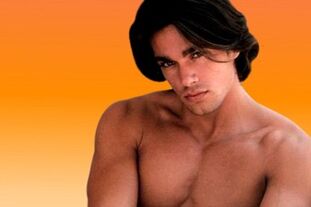 Ein Mann, der seinen Penis durch Massage vergrößerte